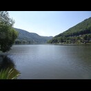 Die Labe wird hier zu einem schmalen See gestaut